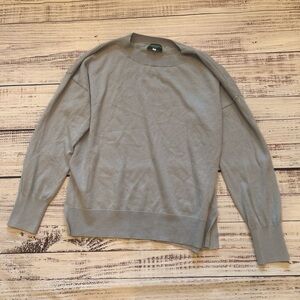 Elegant Men's Crewneck Sweater in Light Blue Gray